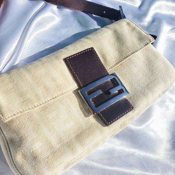 🍦SOLD FENDI ZUCCA BAGUETTE IN BEIGE🍦 - Picture 3 of 13
